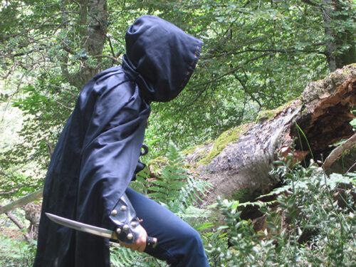 Encapuchado en el bosque